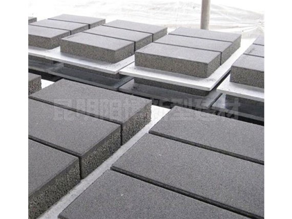 生態(tài)透水磚所需基礎工程對比傳統(tǒng)鋪路，哪種更節(jié)約？昆明陽博水泥制品廠家告訴你